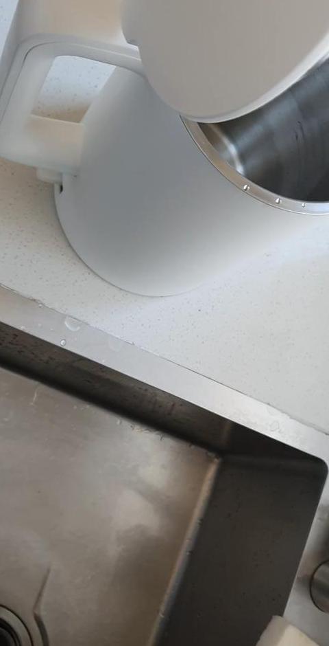 电热水壶漏水还能用吗