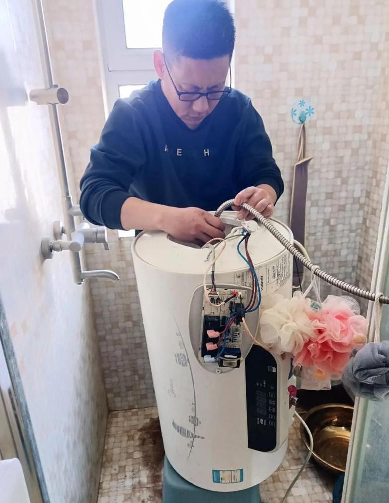 电热水器热水管怎么拆