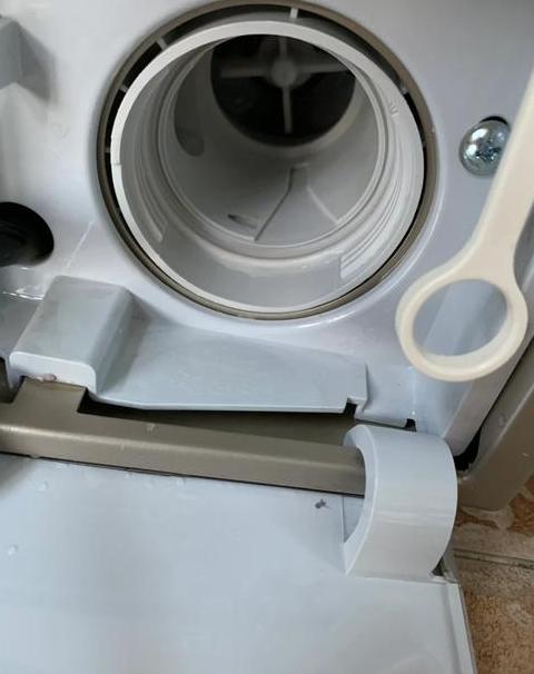 海尔洗衣机右下方盖子