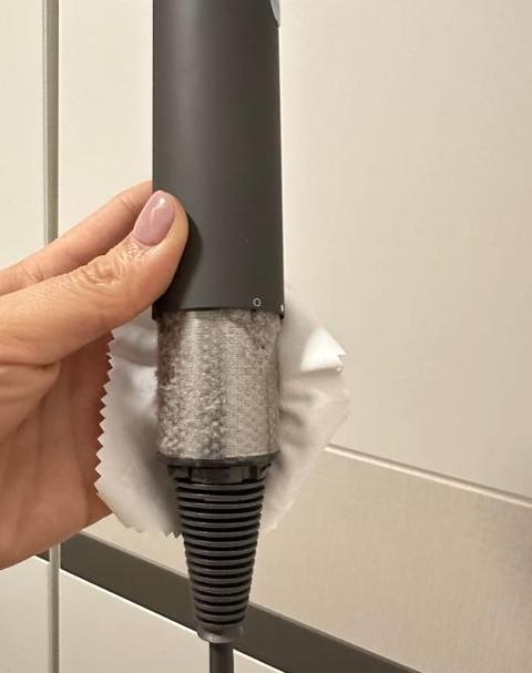 电吹风有焦味不转怎么回事