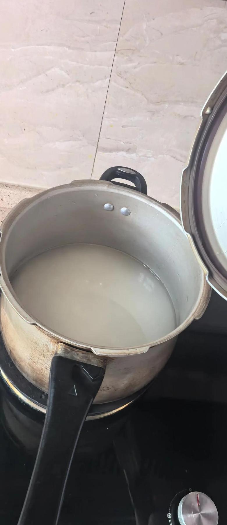 煮饭电饭煲砰砰的响正常吗