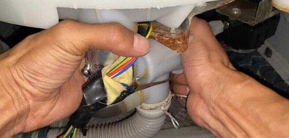 洗衣机脱水时注水