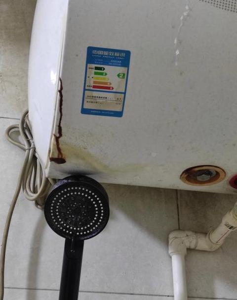 燃气热水器突然大量漏水